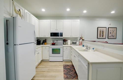 Calabash Condo with Patio and Golf Course Views! - Foto 10