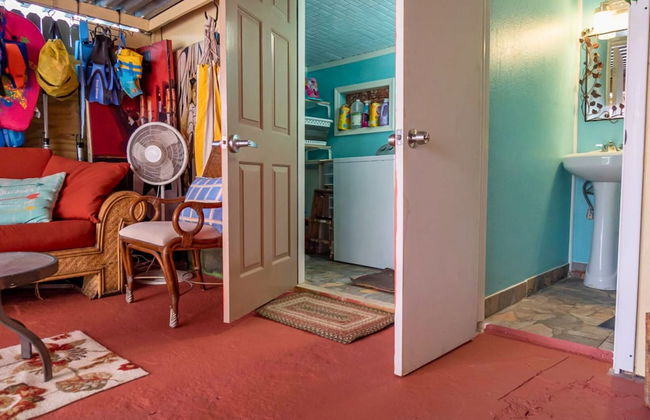 The Secret Garden - The Cottage Near Beach, Shops, Restaurants, Pet Friendly, Close to Lucerne Ave! - Foto 6