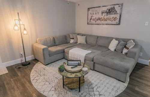 Cozy 2BR Farmhouse Apt - Sleeps 8 - FREE Parking! - Photo 5