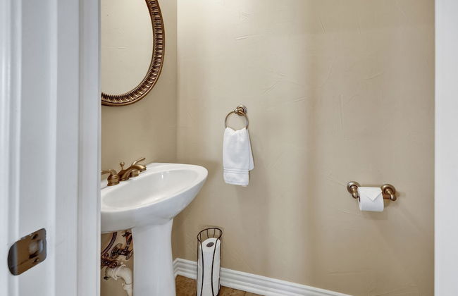 The Elizabeth Haus Upper Suite - Photo 12