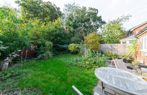 Cosy 3 Bedroom House near River Thames - Pass the Keys - Photo 34