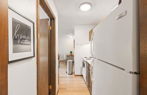 Workspace with Desk & Walkable to hospital & campus - Photo 16