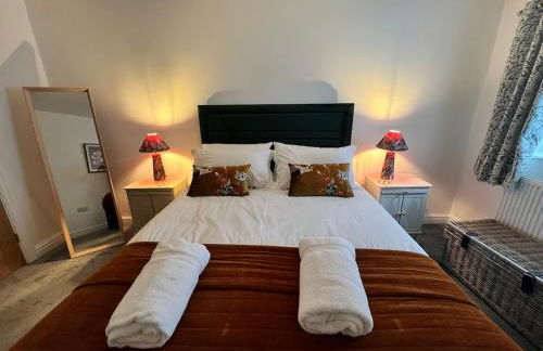 Old Betting Shop for 3 & Furry Friend - Photo 20