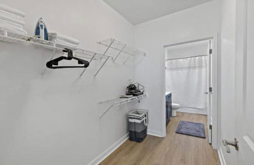 Modern 2BD - 5 Min DT, Gym, Parking, W-D - Sleeps 12 - Foto 23