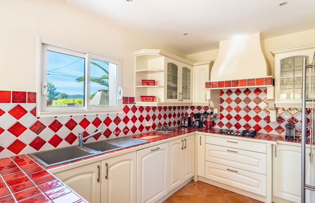 3 bedroom House in Bormes-les-Mimosas with private pool and garden - Photo 8