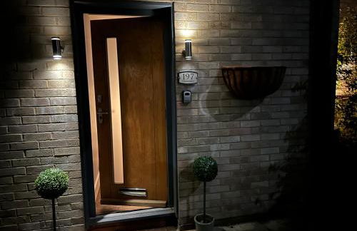 Cozy Four-Bedroom Home with Hot Tub, Garden, CONTRACTORS WELCOME - Close to Shops, Restaurants, Hospital and Park - Photo 38