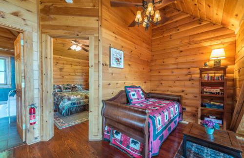 Above the Clouds Log Cabin, Hot Tub & Views! - Photo 17