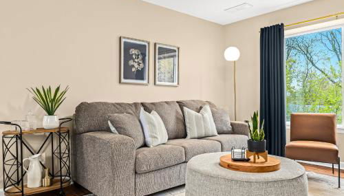 New! Cozy Upper 1BR Flat near Downtown Roseville - Foto 3