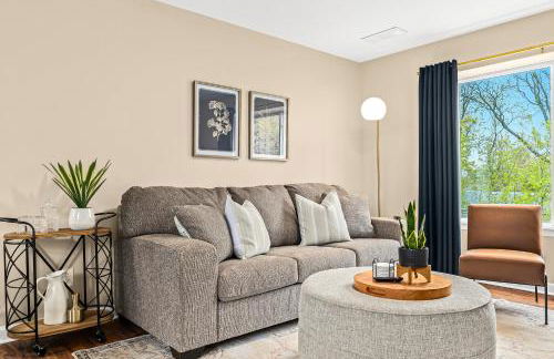 New! Cozy Upper 1BR Flat near Downtown Roseville - Foto 3