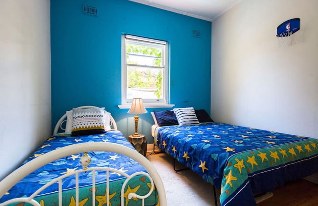 Beautiful 2 Story Manor Close to Beach and all - Foto 16