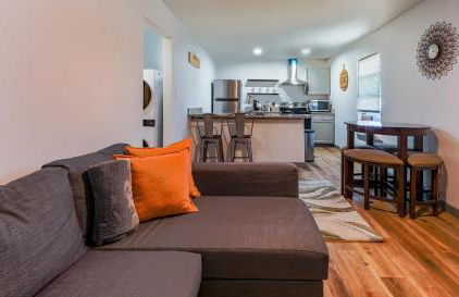 Cozy retreat minutes from stadiums - Photo 2