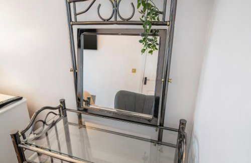 5 Min to Heathrow & Uxbridge Station with Parking - Photo 25