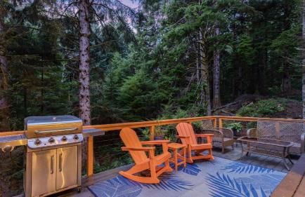 Peaceful Treehouse-Style Stay with Sauna Fire Pit Forest Views Near the Coast The Treehouse by AvantStay - Foto 2