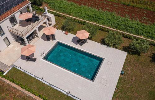 Green & Blue Five Bedroom Villa with Private Pool and Complete Privacy - Photo 46