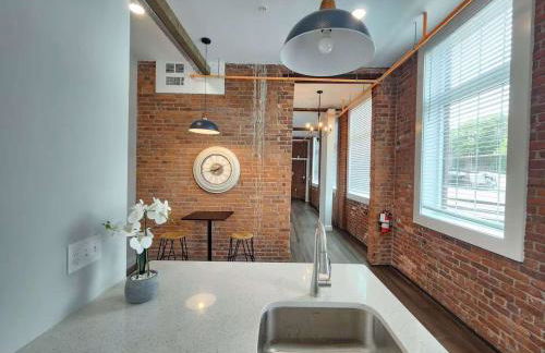 Jennifer's Historic Loft Glass Bedroom - Foto 7