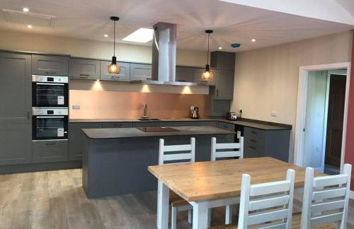 Delightful detached Cottage in Village Centre - Photo 1