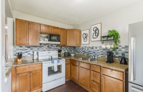 Apartment Kansas City 15mins to KCI with a KING bed and work desk - Foto 16