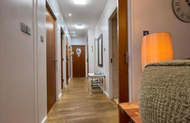 Holyrood Apartment with parking & lift access - Photo 25