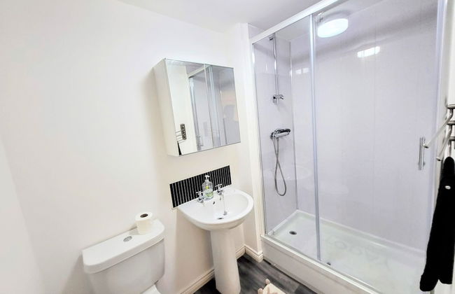 Large Modern House with Parking - Photo 65