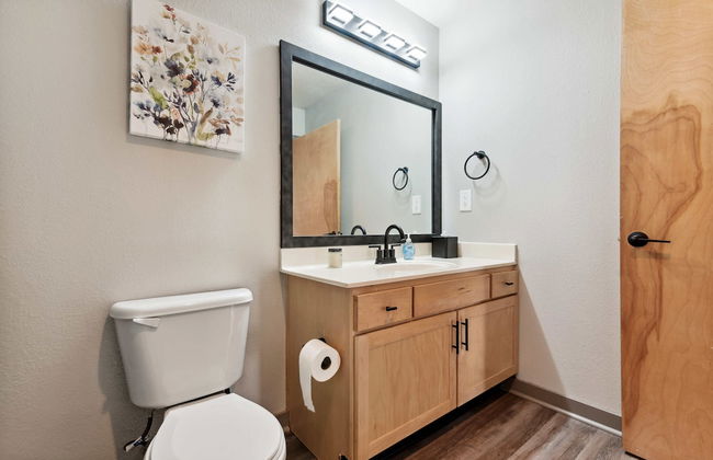 Spacious 2BR Downtown Retreat - Photo 51