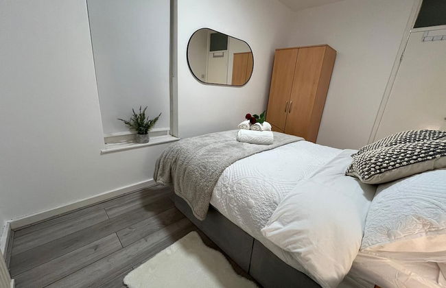 Elegant 3 Bedroom Flat with Garden Oasis - Photo 4