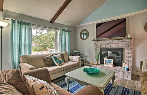 Walk to Haigis Beach Cape Cod Retreat with Deck! - Foto 1