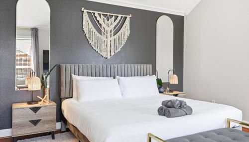 4-BD 2-BA with Backyard Pool Retreat + Game Room - Foto 4