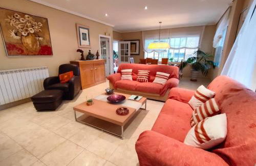 Precioso chalet 4 habitaciones con Piscina comunitaria - Photo 1