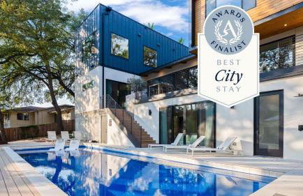 Modern Oasis w Pool Hot Tub Rooftop Deck Home Theater Mariposa Retreat by AvantStay - Foto 1