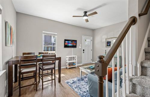 2BR Home with Fenced Backyard, Minutes to Uptown - Foto 11