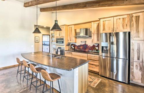 Pastoral Elgin Escape with Covered Patio and Grill! - Foto 10