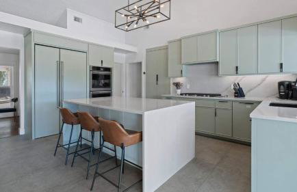 Luxurious Modern Retreat with Private Pool & Patio - Foto 17