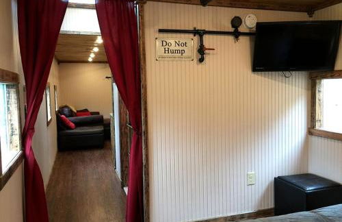 Glamping Caboose Rental Perfect for Families near Clyde, North Carolina - Foto 8