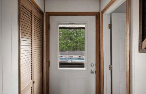 Cozy cabin w hot tub, fire pit & pet-friendly - Foto 34