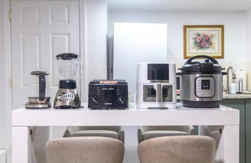 Retro 2 bedroom basement APT with free parking - Foto 8