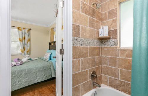 Spacious 4BR 2 5BA Family Retreat Pool Near Beach - Foto 33