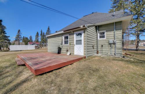 All-Season Seney Home with Private Yard and Fire Pit! - Foto 20