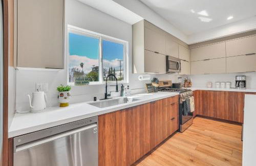 Luxurious Townhome W/3 Master Suites gated Parking - Photo 9