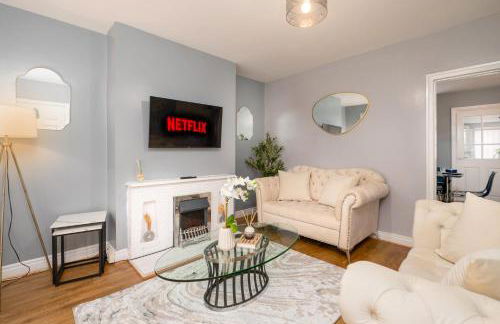 Modern Spacious Home - Parking - Sleeps 6 - minutes from the A1 & the Races - Foto 1