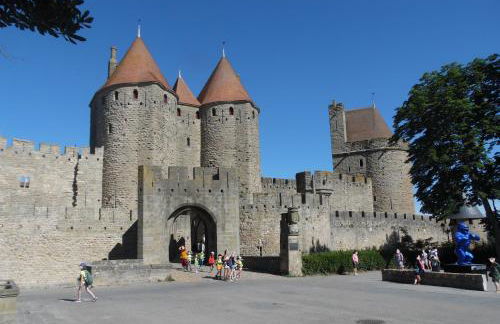 Chez Jérôme, au pied de la cité médiévale - Foto 3