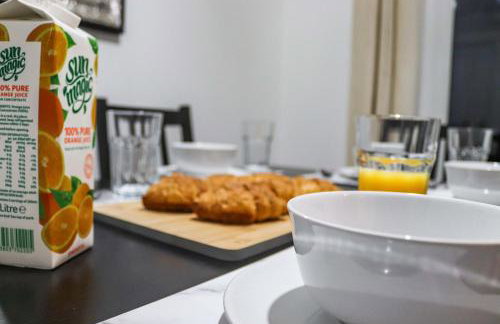 3Bedroom EnSuite SofaBed Sleeps upto 6 Contractors Families Long or Short Stay Free Parking WIFI - Foto 5