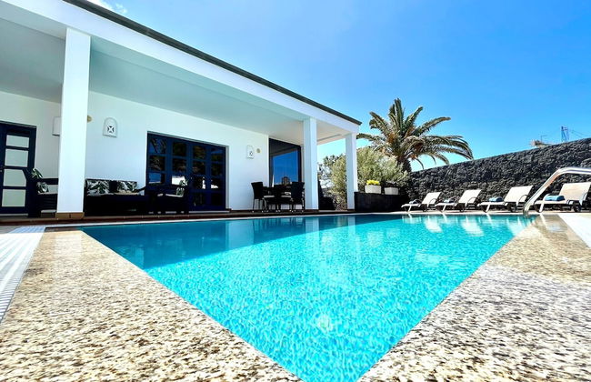 Beautiful 5-bed Villa in Playa Blanca - Photo 25