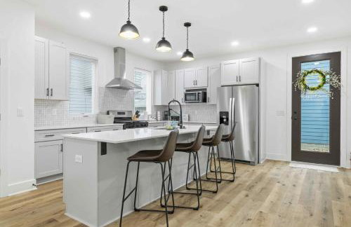 Near Indy Attractions • Deck • Patio • Fenced Yard - Photo 18