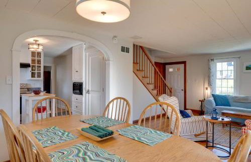 Charming Farmhouse Walk to Village and Trails! - Foto 7