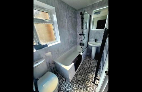 Newly refurbed - sleeps 6 - long stay - Foto 8