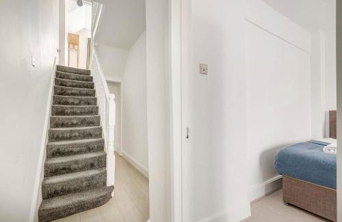 Spacious House in North London, very close to train station and bus stops, near Tottenham Stadium & lots of parking - Photo 19