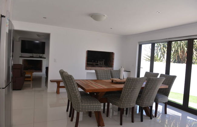 Pelican Cove is a Modern 4-bedroom Holiday Home in Langebaan With Some Sea Views - Foto 17
