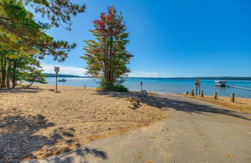 2 Blocks to Boat Ramp Higgins Lake House with Grill - Foto 27