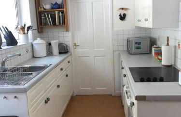 Tremanhire Cottage - Photo 4