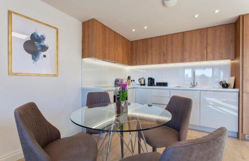 Staines City Centre by Charles Hope - Foto 9